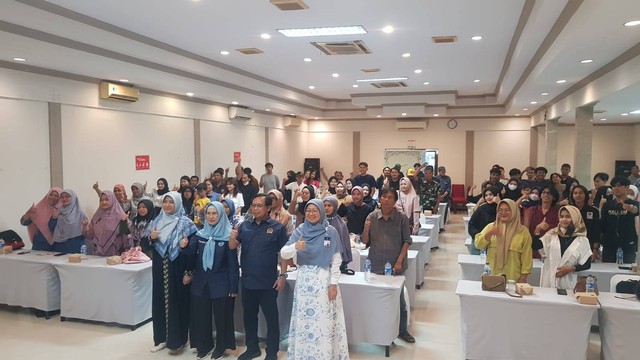 Mahasiswa dan pelaku UMKM di Indramayu saat menghadiri sosialisasi peran KPPU dalam memberantas monopoli ekonomi di hotel Trisula Indramayu pada Kamis (16/11/2023). Foto: istimea