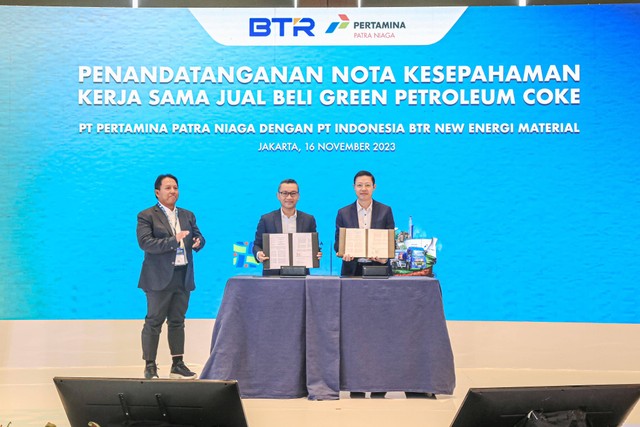 PT Pertamina Patra Niaga menandatangani Nota Kesepahaman kerja sama jual beli Green Petroleum Coke sebagai bahan baku pembuatan Anoda yang digunakan pada Industri Baterai dengan PT Indonesia BTR New Energi Material (16/11/2023). Foto: PPN
