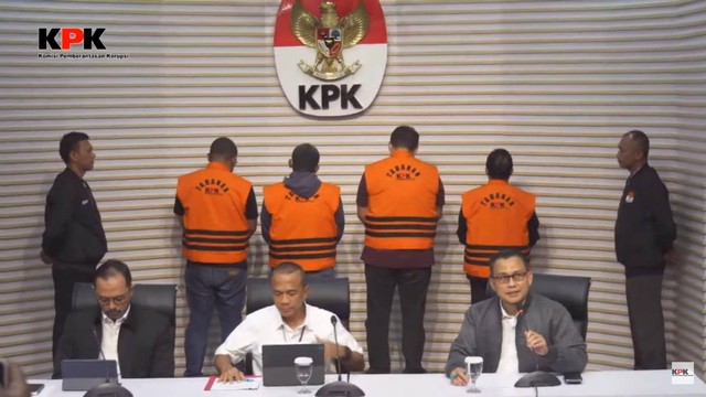 Sejumlah tersangka dalam operasi tangkap tangan (OTT) di Kabupaten Bondowoso, dihadirkan dalam konferensi pers di KPK, Jakarta, Kamis (16/11/2023). Foto: Youtube/KPK RI