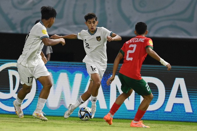 Pesepak bola Timnas Indonesia Welber Jardim (tengah) menggiring bola saat melawan Timnas Maroko dalam pertandingan penyisihan Grup A Piala Dunia U-17 2023 di Stadion Gelora Bung Tomo (GBT), Surabaya, Jawa Timur, Kamis (16/11/2023). Foto: Aditya Pradana Putra/ANTARA FOTO