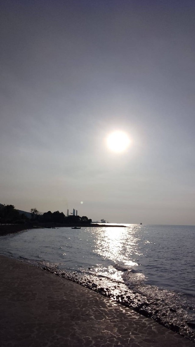 dok pribadi. Utama Raya Beach, Probolinggo Jawa Timur (matahari dikala sore hari)