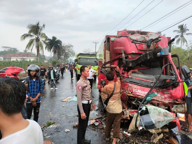 Mobil Bus Brimob Terlibat Kecelakaan di Lampung, 1 Orang Meninggal, 4 Luka-luka (1)