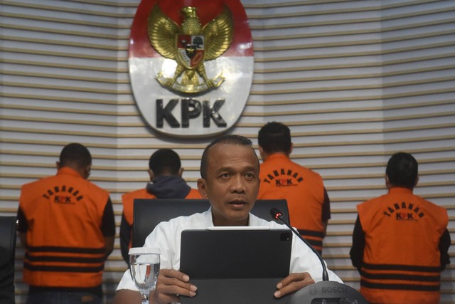 Deputi Penindakan dan Eksekusi KPK Rudi Setiawan memberikan keterangan pers terkait penetapan dan penahanan tersangka Kajari Bondowoso Jawa Timur Puji Triasmoro pasca terjerat OTT di Gedung Merah Putih KPK, Jakarta, Kamis (16/11/2023). Foto: Indrianto Eko Suwarso/ANTARA FOTO