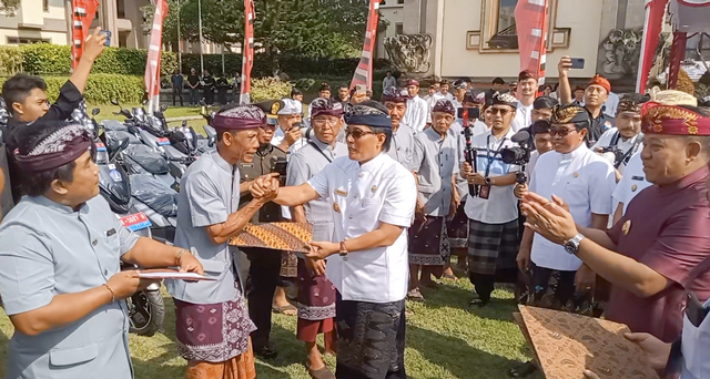 Bupati Badung I Nyoman Giri Prasta serahkan motor listrik kepada 210 Pekaseh/Kelihan Subak dalam HUT Ke-14 Ibukota Kabupaten Badung Mangupura di Lapangan Puspem Badung, Mangupraja Mandala, Kamis (16/11). Foto: Dok. Istimewa