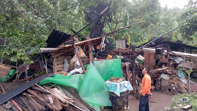 Petugas BPBD Pagar Alam saat mendata kerusakan yang di alami warga setelah dihantam puting beliung, Foto : Dok. BPBD Sumsel