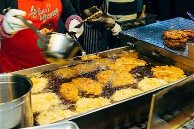 Ilustrasi Korean Street Food di Bandung. Unsplash/Markus Winkler