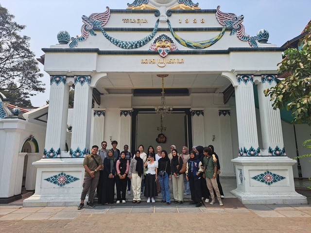 Mahasiswa asing Universitas Ahmad Dahan (UAD) bersama mahasiswa lokal melakukan kegiatan outing class ke Keraton Yogyakarta (Dok. Eissa)