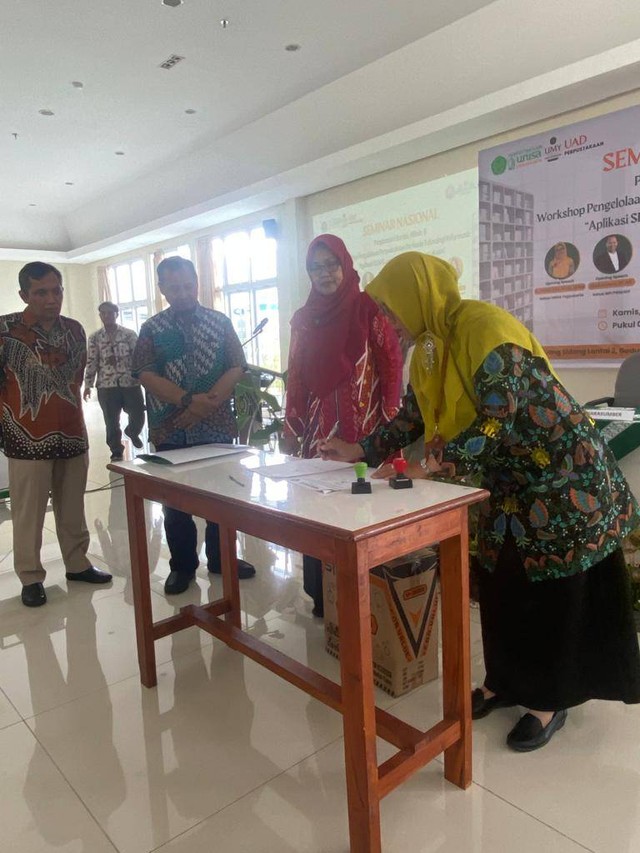 Kepala SD Muhammadiyah Mlangi, Ibu Dewi Susiloningsih, S.Pd menandatangani penerimaan hibah dari UNISA.