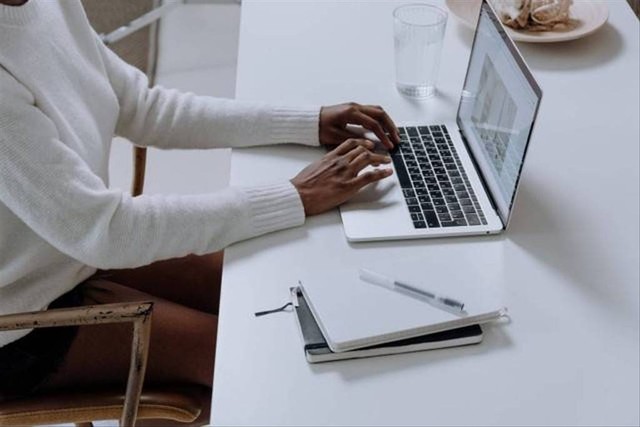 Ilustrasi cara cepat masuk ke menu Page Setup adalah. Foto: unsplash