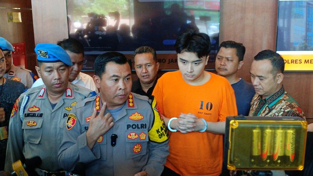 Putra aktor Willy Dozan, Leon Dozan, resmi ditahan atas dugaan pelecehan institusi Polri dan dugaan penganiayaan. Foto: Aprilandika Pratama/kumparan