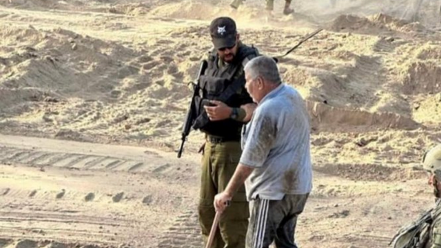 Tentara Israel bersama lansia yang dibantunya untuk foto propaganda lalu dibunuhnya. Foto: Dok. Istimewa