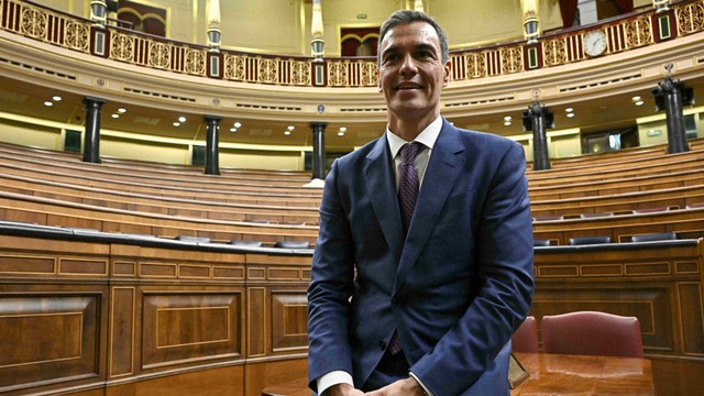 Perdana Menteri Spanyol Pedro Sanchez berfoto setelah memenangkan pemungutan suara parlemen untuk memilih perdana menteri Spanyol berikutnya, di Kongres Deputi di Madrid pada 16 November 2023. Foto: Javier Soriano/AFP