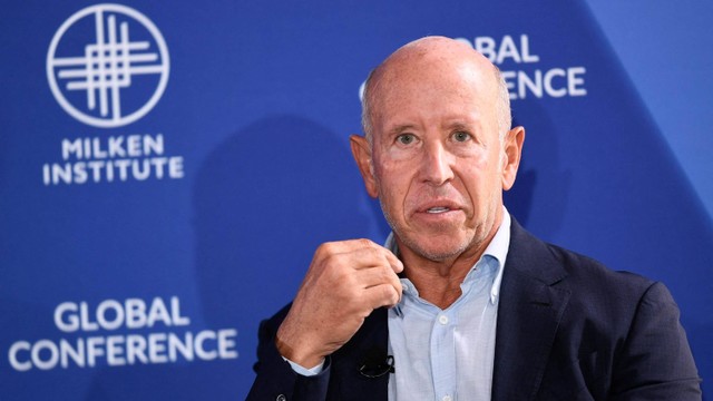 Barry Sternlicht, Ketua dan CEO, Starwood Capital Group, berbicara pada Konferensi Global Milken Institute di Beverly Hills, California, pada 3 Mei 2022. Foto: Patrick T.Fallon/AFP