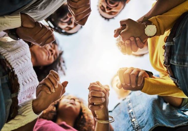 Ilustrasi Contoh Hidup Rukun dengan Lingkungan Sekitar. Sumber: www.unsplash.com