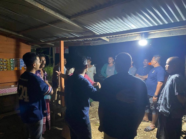 Tim Subdit V Cyber Crime Ditreskrimsus Polda Lampung saat menangkap pelaku di Aceh. | Foto: Dok Polda Lampung.