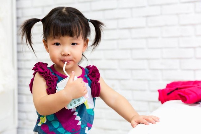 Ilustrasi anak minum susu rendah gula. Foto: Shutterstock