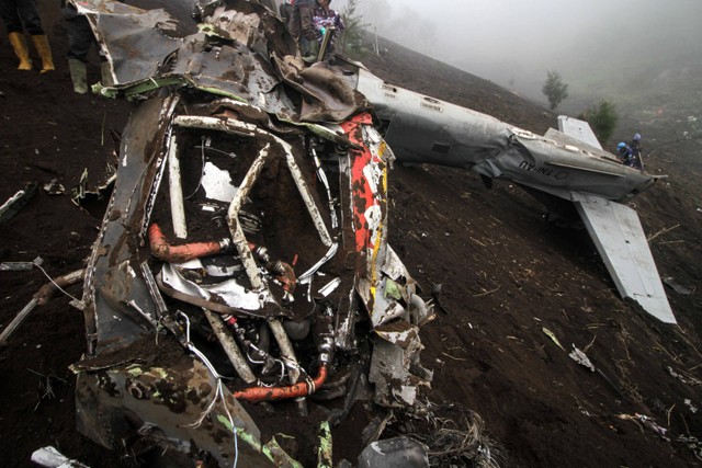 Puing pesawat tempur taktis EMB-314 Super Tucano TNI AU yang mengalami kecelakaan di Pasuruan, Jawa Timur, Jumat (17/11/2023). Foto: Umarul Faruq/Antara Foto