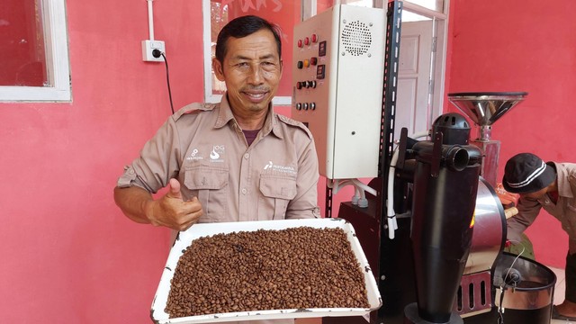 Rindoni, pionir Kampung Kopi Luwak di Kutai Kartanegara, Kalimantan Timur. Foto: Nabila Ulfa/kumparan