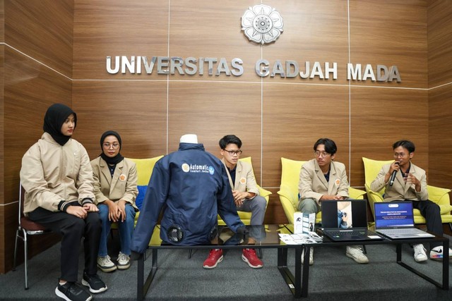 Jaket buatan mahasiswa UGM dilengkapi dengan alat penghangat dan kipas pendingin. Foto: Dok. UGM