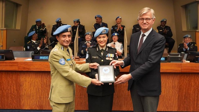 Briptu Renita Rismayanti menerima penghargaan sebagai polwan terbaik dari PBB. Foto: Dok. Istimewa