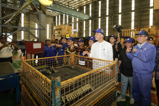 Capres Ganjar Pranowo saat berkunjung ke PT UNIPRES Indonesia di Industri Bukit Indah, Purwakarta, Jawa Barat, Jumat (17/11/2023). Foto: Dok. Istimewa