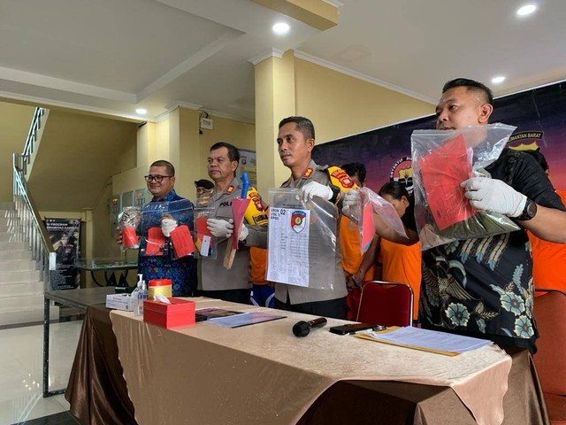 Polisi menunjukkan barang bukti usai memberikan keterangan kepada awak media. Foto: Fajar Bahari/Hi!Pontianak