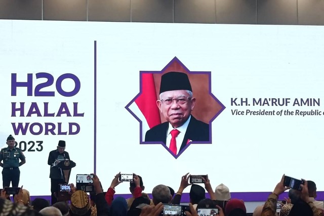 Wapres RI, KH. Ma'ruf Amin, menghadiri acara Pembukaan Halal World 2023 di Grand Ballroom JIExpo, Kemayoran, Jakarta Pusat, Jumat (17/11/2023). Foto: Zamachsyari/kumparan