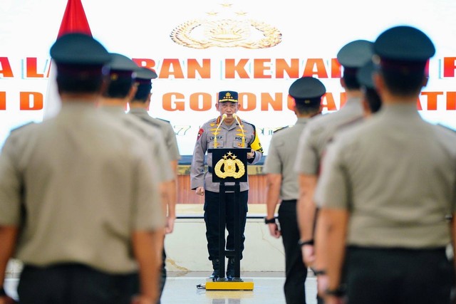 Kapolri Jenderal Listyo Sigit Prabowo memimpin upacara kenaikan 13 Pati Polri di Gedung Rupatama Mabes Polri, Jumat (17/11/2023). Foto: Dok. Polri