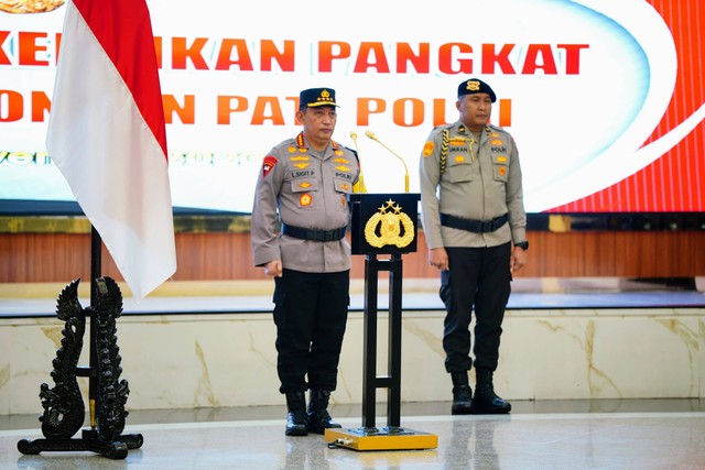 Kapolri Jenderal Listyo Sigit Prabowo memimpin upacara kenaikan 13 Pati Polri di Gedung Rupatama Mabes Polri, Jumat (17/11/2023). Foto: Dok. Polri