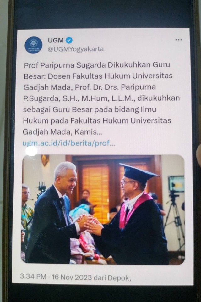 Foto Capres Ganjar Pranowo saat bersalaman dengan Prof Paripurna Sugarda sempat dipasang oleh UGM di berita pengangkatan guru besar Prof Paripurna. Foto: Arfiansyah Panji Purnandaru/kumparan