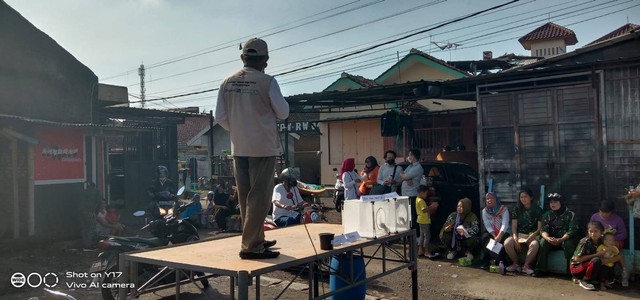 Ketua RW setempat saat melakukan sosialisasi penyebaran nyamuk jantan mandul di Kelurahan Sekejati, Kota Bandung pada tanggal 29 November 2021 (Sumber: dok. KR Entomologi Radiasi)