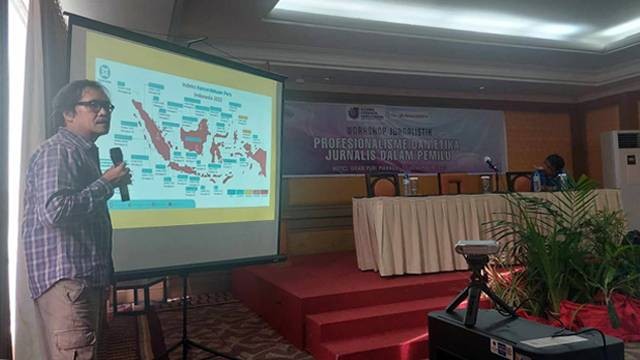 Narasumber memberikan materi pada Workshop Jurnalistik yang digelar AJI Manado dengan tema Profesionalisme dan Etika Jurnalis dalam Pemilu.