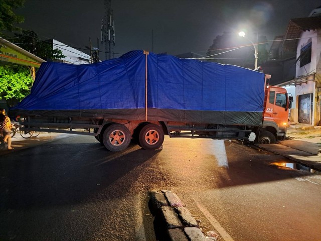 Sebuah truk mengalami kecelakaan di Jl. Pal Merah Barat, Jakarta Barat. Foto: Twitter/@TMCPoldaMetro