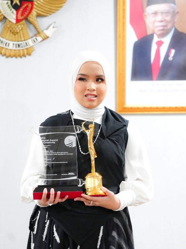 Putri Ariani menerima penghargaan Khusus WIPO National Awards - AMI Inspiring Artist 2023. Foto: Dok. Istimewa