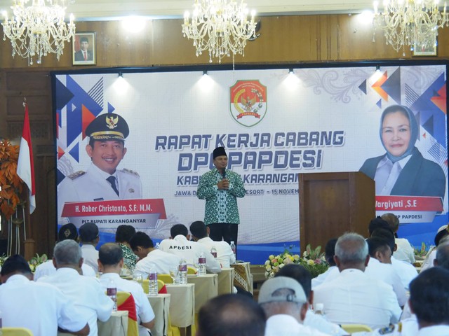 Ketua DPC Papdesi Karanganyar Sutarso membuka rapat kerja di awa Dwipa Haritage Resort & Convention Jalan Raya Solo-Tawangmangu KM.34, Jawa Tengah, Rabu (15/11/2023). Foto: Dok. Istimewa