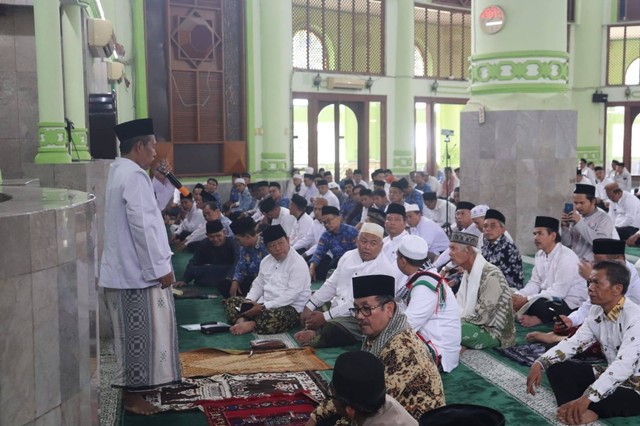 Aksi solidaritas untuk Palestina di Masjid Agung Sumber, Kabupaten Cirebon Jumat (17/11). Foto: Istimewa