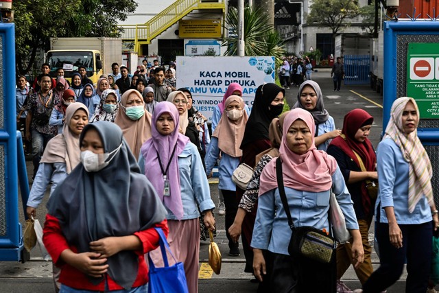 Sejumlah buruh berjalan pulang di salah satu pabrik di Kota Tangerang, Jumat (17/11/2023). Foto: Sulthony Hasanuddin/ANTARA FOTO 