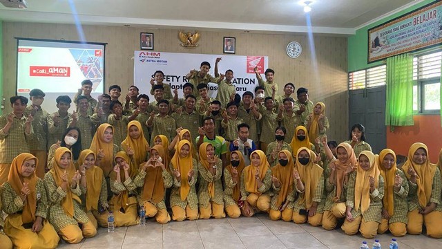 Foto Bersama Tim Astra Motor Kalbar dan Siswa SMA Taman Mulia Pontianak. Foto: Dok. Astra Motor Kalbar