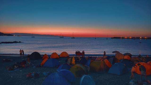 Cara Memasang Tenda Camping. Foto: Unsplash/Giuseppe Famiani.