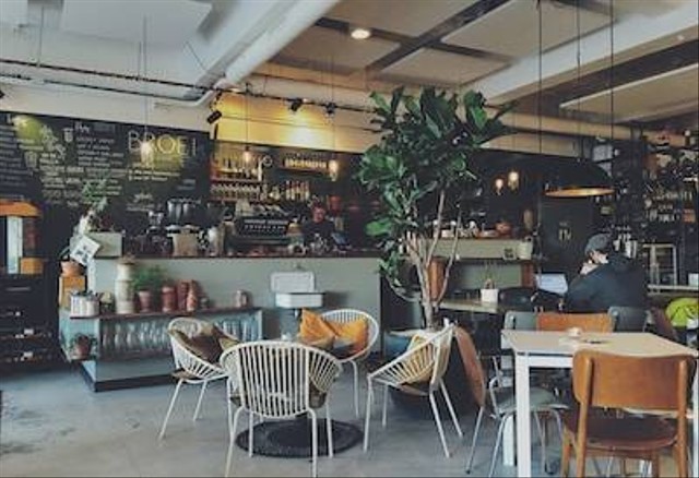 Ilustrasi Rooftop Cafe Bandung. Unsplash/Daan Evers