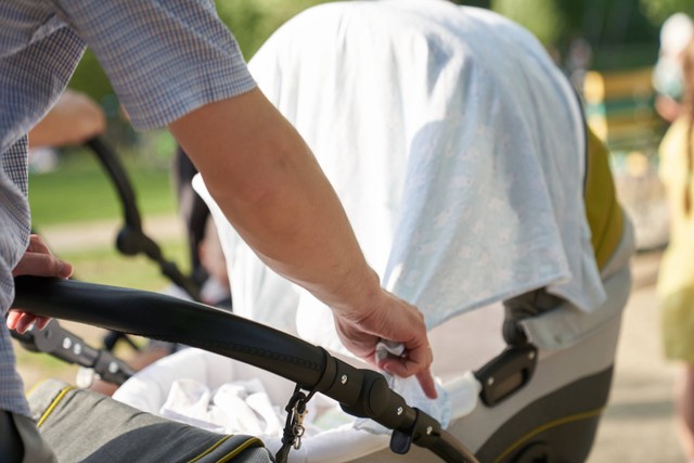 Menutup stroller dengan kain tipis. Foto: Shutterstock