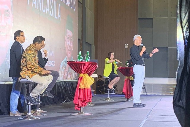 Capres Ganjar Pranowo menjadi pembicara dalam kegiatan Sarasehan Nasional 2023 Ikatan Alumni (IKA) UNM di Kota Makassar, Sulsel, Sabtu (18/11/2023). Foto: kumparan