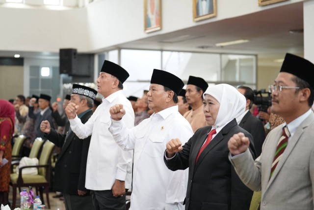 Capres Prabowo Subianto bersama Gubernur Jawa Timur Khofifah Indar Parawansa menghadiri Pengukuhan Guru Besar Kehormatan Universitas Islam Malang. Foto: Tim Media Prabowo Subianto