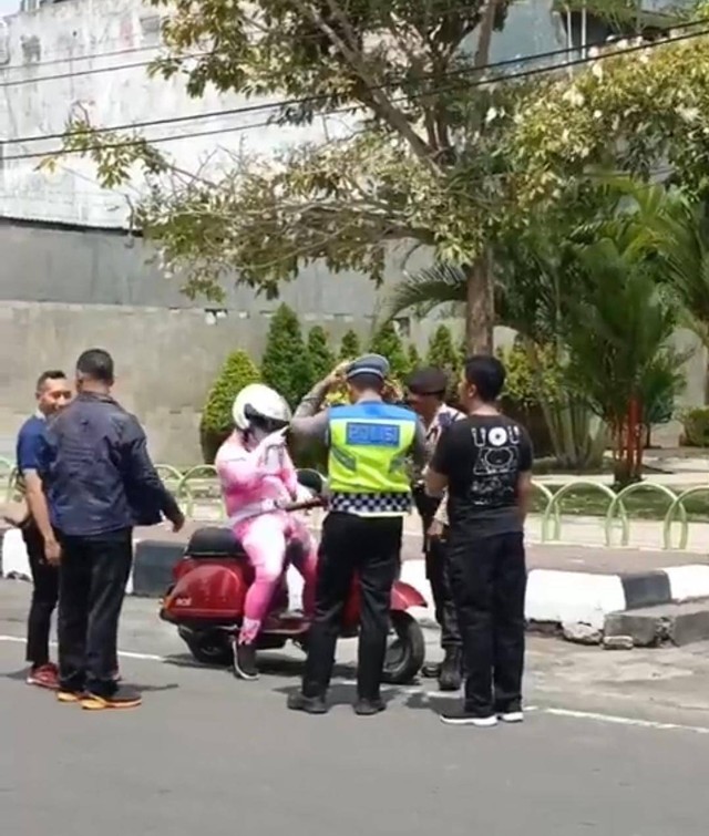 Polisi hadang power ranger pink di Bantul. Foto: istimewa