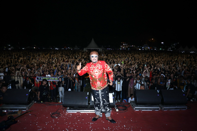 Abah Lala di depan puluhan ribu warga dalam Pesta Rakyat ke-15 yang digelar Sahabat Ganjar di Lapangan Krida Nusantara, Kabupaten Cilacap, Jawa Tengah, pada Jumat (17/11). Foto: Dok. Istimewa