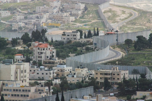 Tembok Pemisah antara wilayah Palestina yang diduduki dan Israel. Foto: Shutterstock