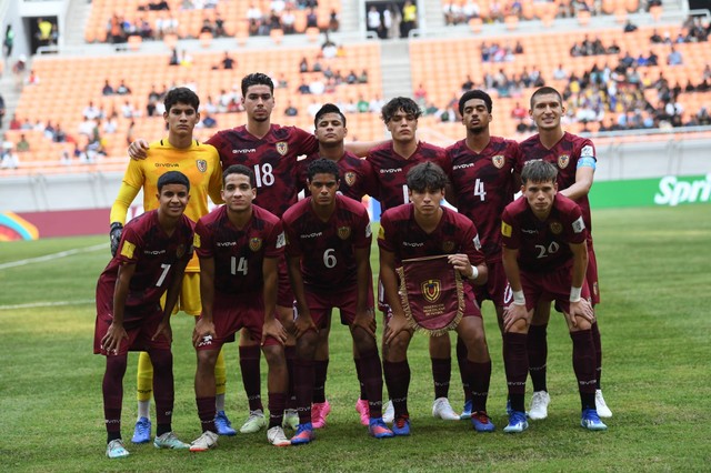 Timnas Venezuela berfoto sebelum bertanding melawan Timnas Jerman dalam penyisihan Grup F Piala Dunia U-17 2023 di Jakarta International Stadium, Jakarta, Sabtu (18/11/2023). Foto: Sigid Kurniawan/ANTARA FOTO