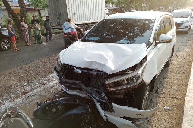 Kecelakaan di Jalan Menur Pumpungan, Surabaya pada Sabtu (18/11), menewaskan seorang pengendara sepeda motor. Foto: Dok. BPBD Surabaya
