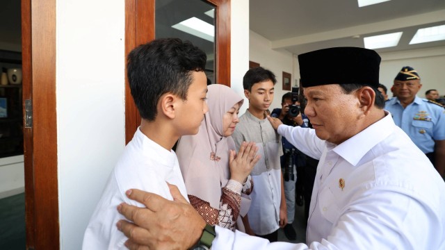 Menhan Prabowo melakukan takziah ke 4 rumah duka perwira TNI AU yang gugur dalam musibah jatuhnya dua pesawat EMB-314 Super Tucano milik TNI AU. Foto: Dok. Tim Media Prabowo