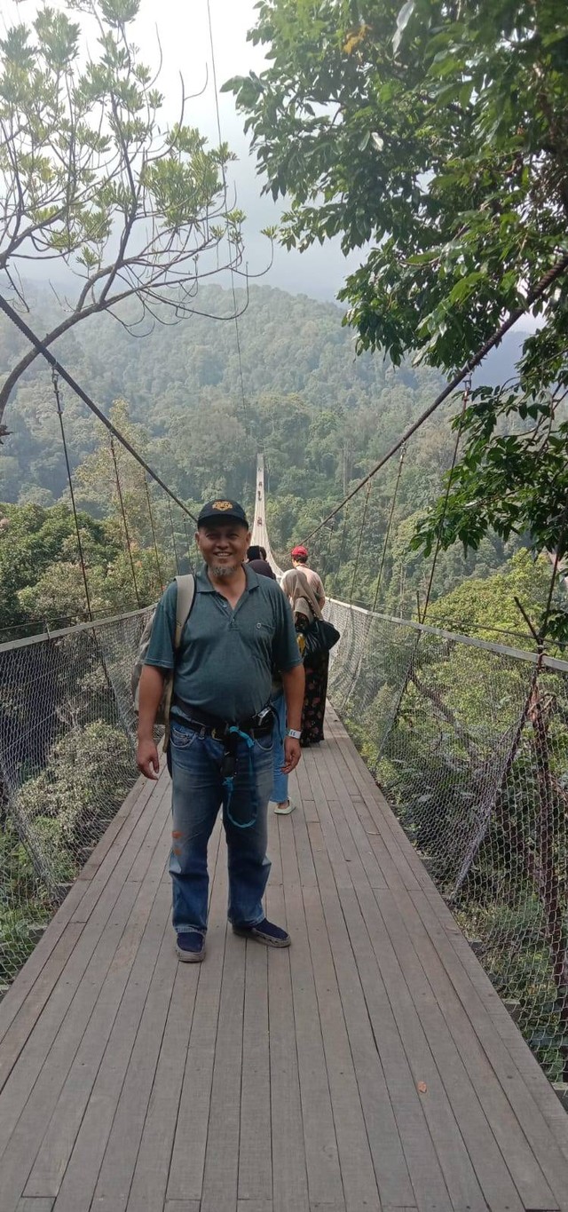 Situ Gunung Suspension Bridge (Sumber : Dokumen Pribadi)